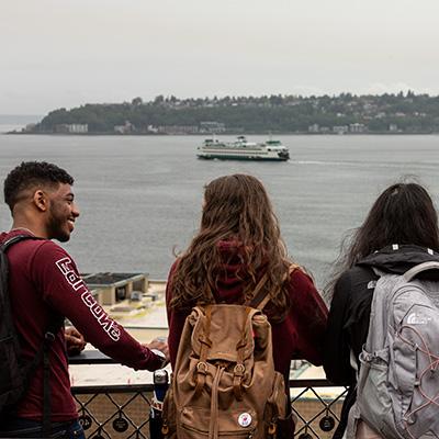 西雅图州立大学的学生眺望普吉特海湾