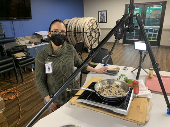 图为阿什利正在为通过Homage Senior Services服务的客户录制网易彩票app即食糙米食谱的虚拟烹饪演示.