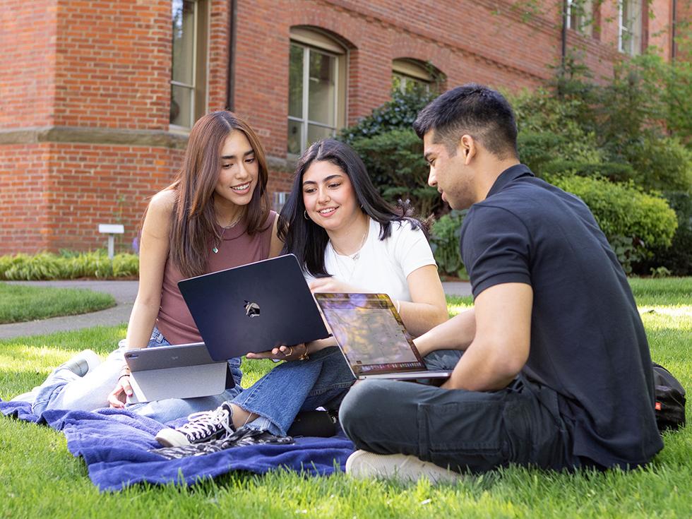 西雅图州立大学的学生在蒂芙尼环线用笔记本电脑学习