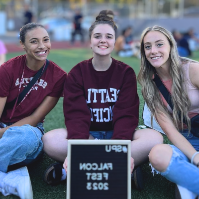 三名女学生举着写有“猎鹰2023”的牌子